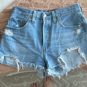 Levis high waisted shorts !